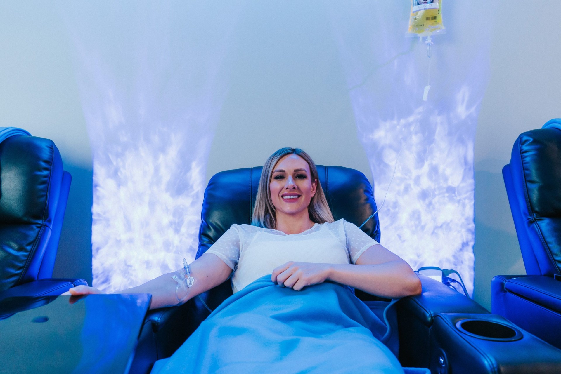 iCRYO Helotes guest relaxing during an IV drip