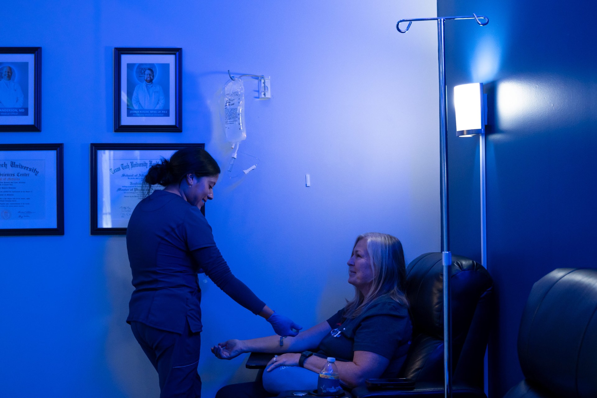 iCRYO Helotes guest receiving NAD+ therapy with RN supervision